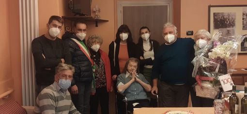 dx, l'assessore Abram Flavia, l'assessore e pronipote Riane Aldino con la sua famiglia Elisa e la moglie Rosella, la nipote Angela, il neo sindaco Abram Giorgio, il vicesindaco Diemoz Daniel e in basso l'altro pronipote  Paolo e al centro la festeggiata