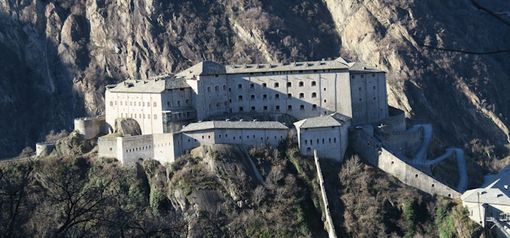 Il Borgo di Bard al primo posto tra i borghi italiani più “instagrammabili” da fotografare a Natale con il proprio smartphone e rivivere in un fotolibro