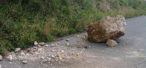 Cade masso, chiusa strada envers Pontey-Chambave