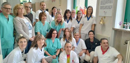 Bellissimo gruppo del reparto di oncologia e DH sempre sorridenti Bellissimo gruppo del reparto di oncologia e DH sempre sorridenti