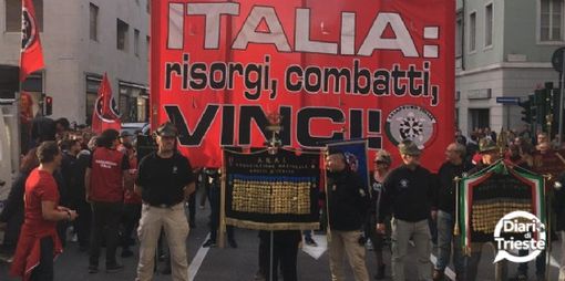 Militanti di Casapound con il cappello da alpino durante la sfilata Militanti di Casapound con il cappello da alpino durante la sfilata