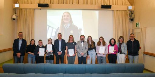 En visioconférence de l'Irlande la gagnante Estelle Dunand avec les autres participants