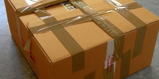 Cosa fare quando il corriere consegna un pacco danneggiato?