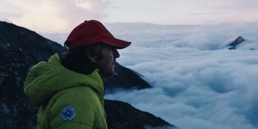 Stefano Percino watches over the clouds in the Ayas (tratta dal sito https://ntrnz.com/the-many-faces-of-european-nature-awarded-tv-format-introduces-six-nature-lovers-across-the-continent/)