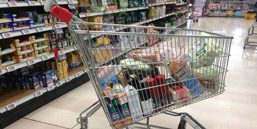 Consumi, l’incertezza economica frena la spesa delle famiglie