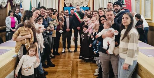 Charvensod abbraccia i suoi nuovi nati: un gesto che guarda al futuro