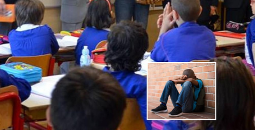 Maestro in classe mette bambino nero in un angolo e dice ai compagni 'quanto è brutto' Maestro in classe mette bambino nero in un angolo e dice ai compagni 'quanto è brutto'