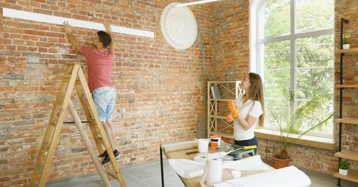 “Il trono dei mandati” — tra monarchie immaginarie e democrazie distratte