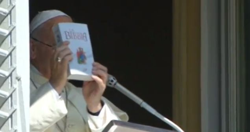 PAPA: La Bibbia è parola viva che dà vita PAPA: La Bibbia è parola viva che dà vita