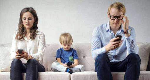 Connessi ma soli: il paradosso della società moderna