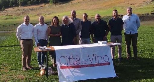 Francesco Gentile (Arvier), Matteo Bosonin (Donnas), Wanda Chapellu (Verrayes), Loredana Petey (Consiglio regionale Valle d’Aosta), Michel Martinet (Consiglio regionale Valle d’Aosta), Stefano Carletto (Coordinatore regionale Città del Vino), René Cottino (Gressan), Loris Peano (Villeneuve), Marco Vesan (Chambave)