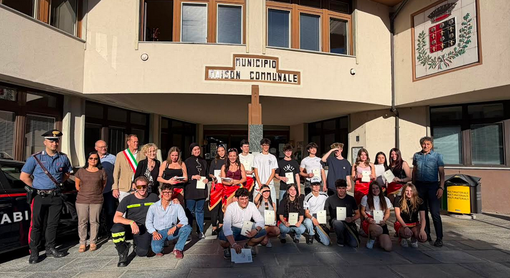 Con il gruppo 19 coscritti presenti, da sin. Comandante Carabinieri di Nus, Consigliera Graziella Biscardi, Assessore Aldo Roux, Sindaco e Laura Ottolenghi, accosciato Gael Giansoldati (VVF) e a destra il Vice Sindaco Con il gruppo 19 coscritti presenti, da sin. Comandante Carabinieri di Nus, Consigliera Graziella Biscardi, Assessore Aldo Roux, Sindaco e Laura Ottolenghi, accosciato Gael Giansoldati (VVF) e a destra il Vice Sindaco
