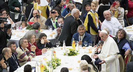 PAPA: Dio abita nei poveri PAPA: Dio abita nei poveri