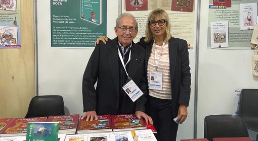 Cesare Verlucca con la figlia ad un Salone del Libro di Torino (forto archivio)