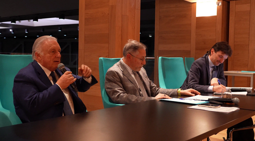 Graziano Dominidiato, presidente Confcommercio VdA è intervenuto nel confronto. Al centro Roberto Sapia, presidente della Chambre