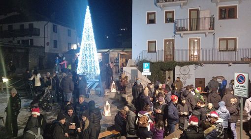Luci di Natale a Nus, uando la piazza diventa una fiaba d’inverno