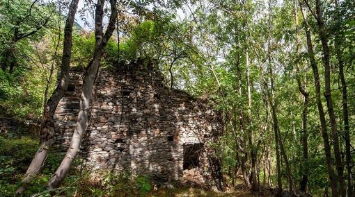 Giallo di La Salle: Mistero a Aosta: Ricerca di un uomo a bordo di un furgone rosso Giallo di La Salle: Mistero a Aosta: Ricerca di un uomo a bordo di un furgone rosso
