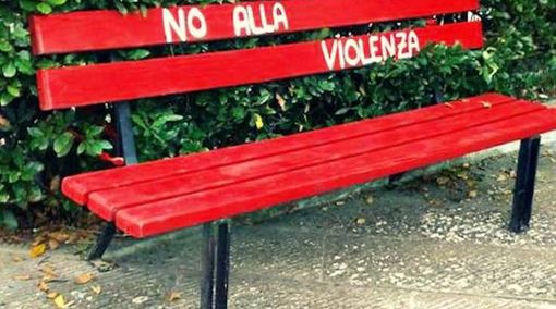 Gresssan: Nei pressi della Casa dell'acqua la Panchina Rossa contro le violenze sulle donne Gresssan: Nei pressi della Casa dell'acqua la Panchina Rossa contro le violenze sulle donne