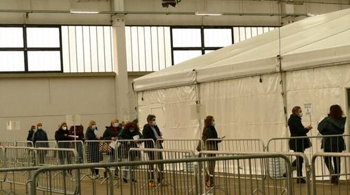 Oltre un’ora di attesa per la vaccinazione