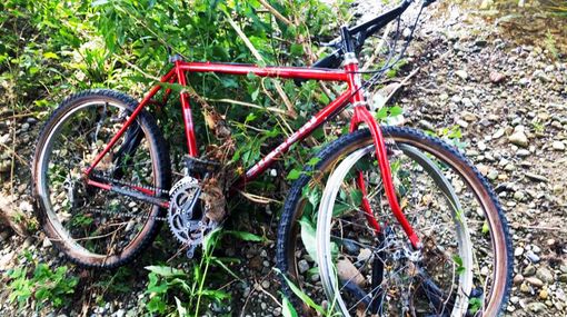 La bicicletta recuperata nel torrente Lys La bicicletta recuperata nel torrente Lys