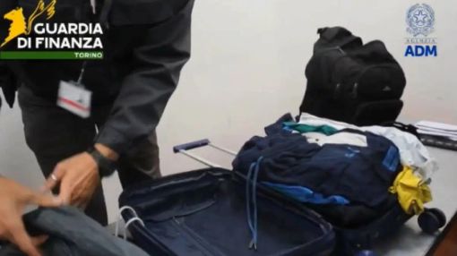 Sequestrati all’aeroporto di Torino 8,6 kg di cocaina, arrestato peruviano Sequestrati all’aeroporto di Torino 8,6 kg di cocaina, arrestato peruviano