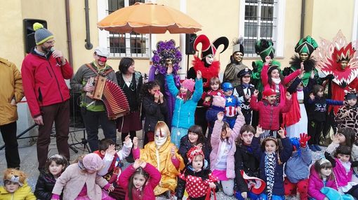 Aosta: Grande successo del Carnevale dei bambini in piazza Roncas Aosta: Grande successo del Carnevale dei bambini in piazza Roncas