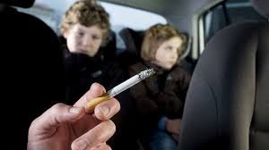 Multe fino a 600 euro, come per i cellulari, per chi fuma in auto