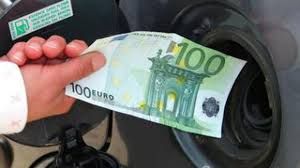 I prezzi dei carburanti dovrebbero attestarsi almeno a 32 centesimi in meno