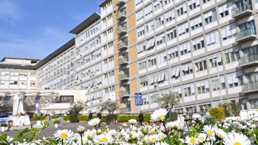 Il Papa al Gemelli, stabile con piccoli miglioramenti per motricità e respirazione Il Papa al Gemelli, stabile con piccoli miglioramenti per motricità e respirazione