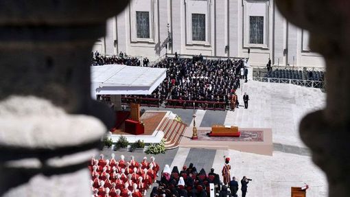 “Tutti, tutti, tutti” a dare l’ultimo saluto al Papa di tutti “Tutti, tutti, tutti” a dare l’ultimo saluto al Papa di tutti