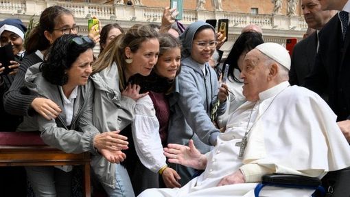 Papa Francesco, la croce nel cuore e un sorriso tra i fedeli Papa Francesco, la croce nel cuore e un sorriso tra i fedeli