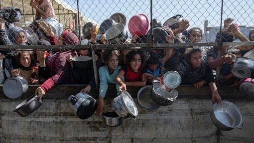 Il Papa: far morire di fame la gente scandalo e "modo economico" per fare la guerra Il Papa: far morire di fame la gente scandalo e "modo economico" per fare la guerra