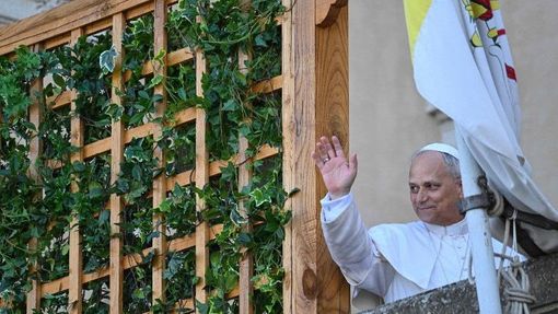 "Benvenuto!", Papa Leone arrivato a Castel Gandolfo tra applausi e saluti della gente
