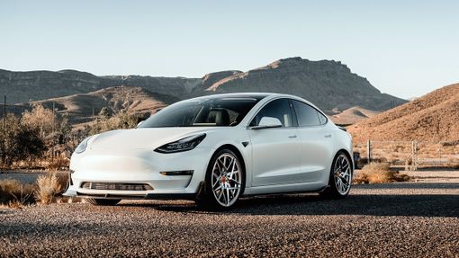 La VDA sceglie l’usato (+1,7%): Mercato in crescita, Tesla Model Y la più cercata