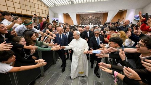 Il Papa ai giovani: puntate in alto, non fate scrivere la vostra storia da un algoritmo Il Papa ai giovani: puntate in alto, non fate scrivere la vostra storia da un algoritmo