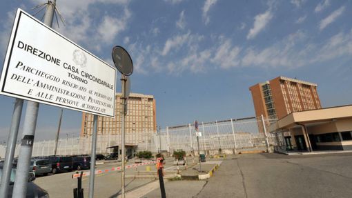 Perquisizione nel carcere Lorusso e Cutugno: trovate armi artigianali e una macchinetta per tatuaggi