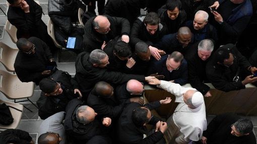 Il Papa in dialogo coi preti di Roma: siate amici tra voi, attenti a invidia e inganni del web