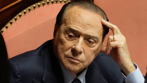 Berlusconi durante la manifestazione romana a cui prese parte la comitiva valdostana Berlusconi durante la manifestazione romana a cui prese parte la comitiva valdostana