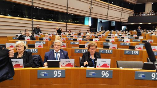 Al centro Luciano Caveri Al centro Luciano Caveri