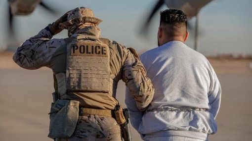 Un migrante chiede l'elemosina in via Porte Praetoriane ad Aosta Un migrante chiede l'elemosina in via Porte Praetoriane ad Aosta