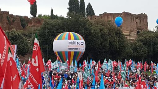 I pensionati in piazza a Roma. Una protesta forte che ha il pieno sostegno di tutte le categorie I pensionati in piazza a Roma. Una protesta forte che ha il pieno sostegno di tutte le categorie