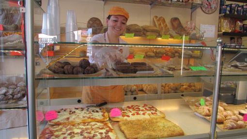 Nonostante le mille disavventure con la società Acea Maria Lorena Monaco non ha perso il sorriso dietro il banco del 'Fornetto siciliano' in via Roma ad Aosta