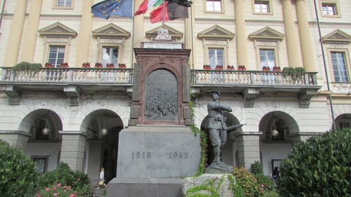Deposizione di una Corona in onore degli Alpini: Celebrazione della Giornata Nazionale della Memoria e del Sacrificio