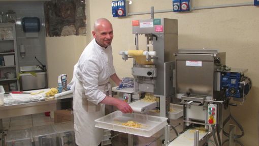 Sandro Nogara nel suo laboratorio di pasta fresca