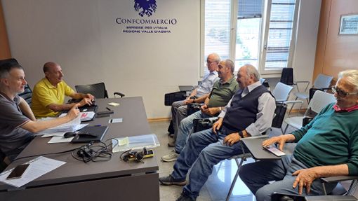 Il Direttivo 50&amp;più Vda in azione. A sn. il direttore, Riccardo Bortolotti, e Giacomo Aloisi con la polo gialla