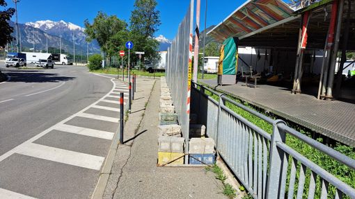 Un esempio di come i marciapiedi vengano occupati creando così disagi a chi ha problemi di mobilità Un esempio di come i marciapiedi vengano occupati creando così disagi a chi ha problemi di mobilità