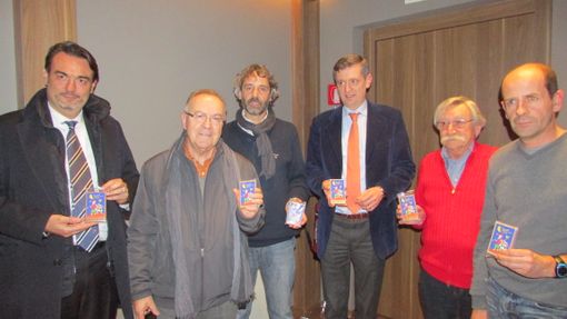 Franco Grobberio (al centro) insieme ai vertici della Bccv, Maurizio Barnabé e Marco Linty e agli amici artigiani mostra il ciondolo della Foire 2015