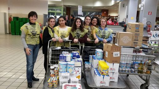 Da dx: Prof.ssa Laura Farinelli, Elisa Raso, Mounim Sarah, Greta Granato, Marta Furlan, Prof.ssa Gina Dell'Orco, Ilaria Furlan
