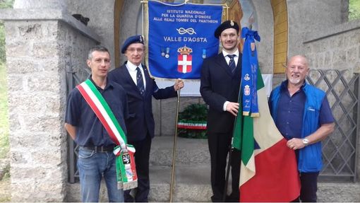 Da dx: il Sindaco Davide Sapinet, l’Alfiere Alessandro Liviero, il porta bandiera Philippe Pennacchioli e Luciano Falcoz figlio del tenente Giocondo Falcoz
