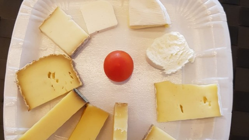 A Donnas aperitivo assaggio formaggi e prodotti locali